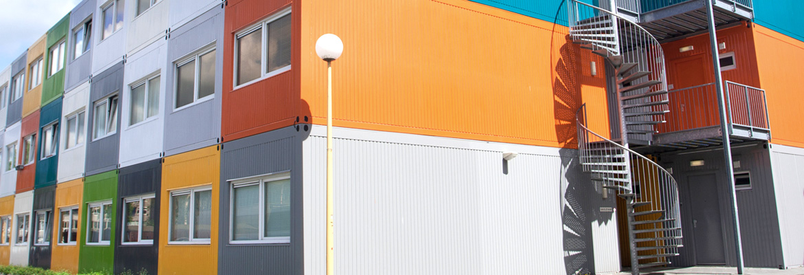 ERWE Containersysteme ist eines der führenden Unternehmen für Modulbau, Systembau, Mobile Gebäude, Schlüsselfertigbau, Geschossbau, Wohnmodule und Containerhäuser. ERWE ist seit 1971 der Spezialist für Mobile Festbauten sowie Modulbau und produziert modulare Gebäude nach Ihren Vorgaben. Wir bieten Einzelcontainer und Containeranlagen für Büro, Verwaltung, Meeting-Points, Pförtnerbauten, Kassenbauten, Kindergärten, Schulen, Bildungsimmobilien, Kommunalbauten, Camps, Notunterkünfte, Flüchtlingsdörfer, Unterkünfte für Asylbewerber, Banken, Sparkassen, Versicherungen, Baubüros, Unterkünfte, Wohnkonzepte, Wohnheime, Pflegeheime, Ärzte, Krankenhäuser, Gesundheitsimmobilien, Verkaufsstandorte, Gastronomie, Events, Messen, Ausstellungen, Kraftwerke, Raffinerien, Sicherheitsbereiche und viele andere Einsatzmöglichkeiten. Dank unserem flexiblem Bausystem sind die ERWE Containermodule jederzeit anpassungsfähig und garantieren somit stets die perfekte Lösung für Ihre Bedürfnisse.