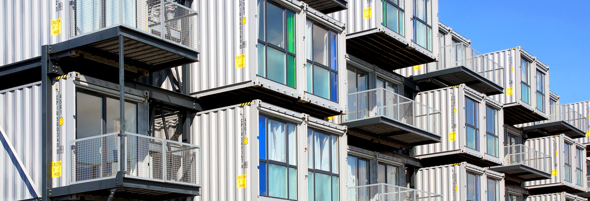 Gebrauchte Wohncontainer, Büro- und Baustellencontainer günstig kaufen. Gebrauchte Wohnmodule, Containerhaus, Raumsysteme, mobile und modulare Gebäude direkt vom Hersteller. ERWE ist seit 1971 der Spezialist für Mobile Festbauten sowie Modulbau und produziert modulare Gebäude nach Ihren Vorgaben. Wir bieten Einzelcontainer, Containeranlagen und mobile Gebäude für Büro, Verwaltung, Meeting-Points, Pförtnerbauten, Kassenbauten, Kindergärten, Schulen, Bildungsimmobilien, Kommunalbauten, Camps, Notunterkünfte, Flüchtlingsdörfer, Unterkünfte für Asylbewerber, Banken, Sparkassen, Versicherungen, Baubüros, Unterkünfte, Wohnkonzepte, Wohnheime, Pflegeheime, Ärzte, Krankenhäuser, Gesundheitsimmobilien, Verkaufsstandorte, Gastronomie, Events, Messen, Ausstellungen, Kraftwerke, Raffinerien, Sicherheitsbereiche und viele andere Einsatzmöglichkeiten. Dank unserem flexiblem Bausystem sind die ERWE Arbeits- und Wohnmodule jederzeit anpassungsfähig und garantieren somit stets die perfekte Lösung für Ihre Bedürfnisse.