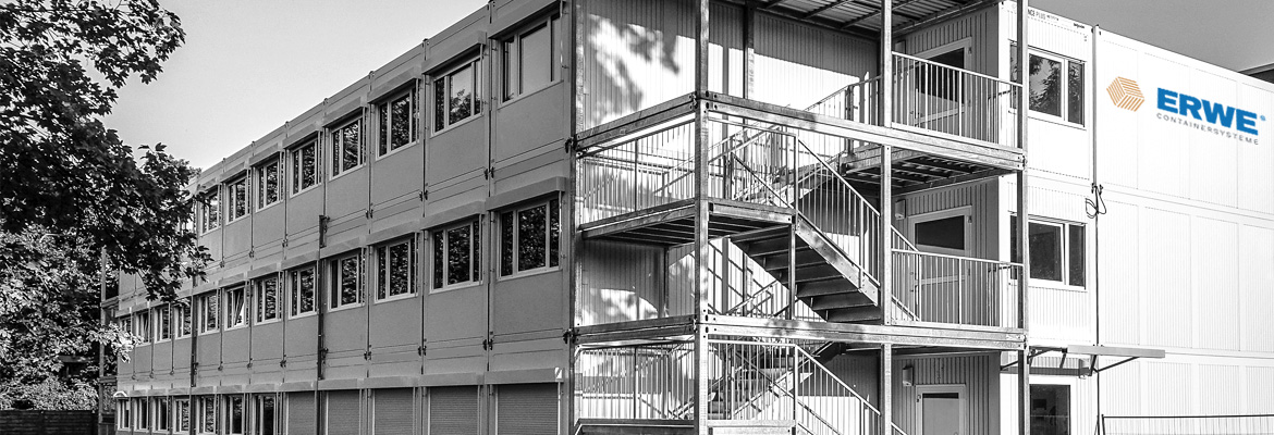 ERWE - Ihre Experten für hochwertigen Modulbau, Systembau, Mobile Gebäude, Schlüsselfertigbau, Geschossbau, Wohnmodule, Raumsysteme und Containerhäuser. ERWE ist seit 1971 der Spezialist für Mobile Festbauten sowie Modulbau und produziert modulare Gebäude nach Ihren Vorgaben. Wir bieten Einzelcontainer, Containeranlagen und mobile Gebäude für Büro, Verwaltung, Meeting-Points, Pförtnerbauten, Kassenbauten, Kindergärten, Schulen, Bildungsimmobilien, Kommunalbauten, Camps, Notunterkünfte, Flüchtlingsdörfer, Unterkünfte für Asylbewerber, Banken, Sparkassen, Versicherungen, Baubüros, Unterkünfte, Wohnkonzepte, Wohnheime, Pflegeheime, Ärzte, Krankenhäuser, Gesundheitsimmobilien, Verkaufsstandorte, Gastronomie, Events, Messen, Ausstellungen, Kraftwerke, Raffinerien, Sicherheitsbereiche und viele andere Einsatzmöglichkeiten. Dank unserem flexiblem Bausystem sind die ERWE Arbeits- und Wohnmodule jederzeit anpassungsfähig und garantieren somit stets die perfekte Lösung für Ihre Bedürfnisse.